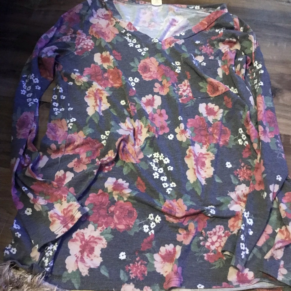 5/$25 NWOT SEW IN LOVE • Floral Roses Long Sleeve Top